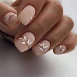 diseño de uñas con flores