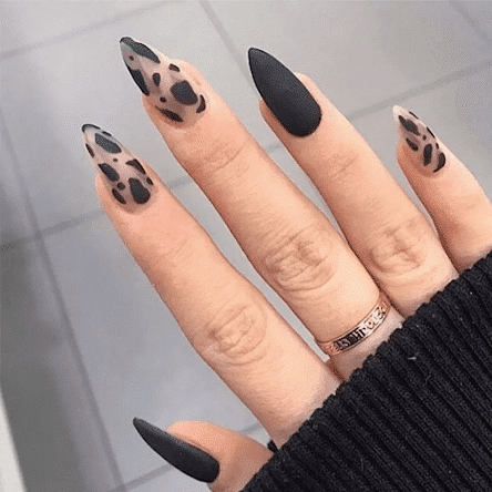 diseño en uñas negro mate