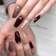 estilo de uñas en 3d color vinotinto, con gemas-min