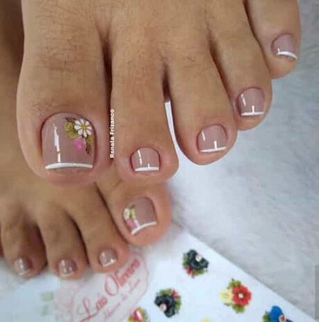 diseño de uñas con flores para pies