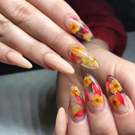 diseño de uñas encapsuladas rosadas