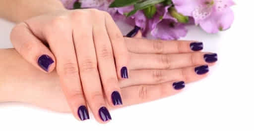 diseño de uñas para mayores color violeta
