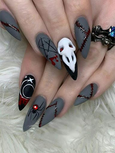 Las uñas decoradas de Halloween en 3D