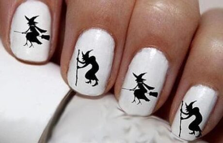 Uñas decoradas de halloween con brujitas 2