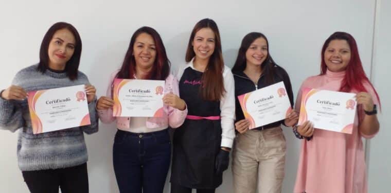 curso uñas semipermanentes Bogota