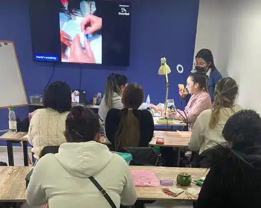 curso de uñas semipermanentes medellin