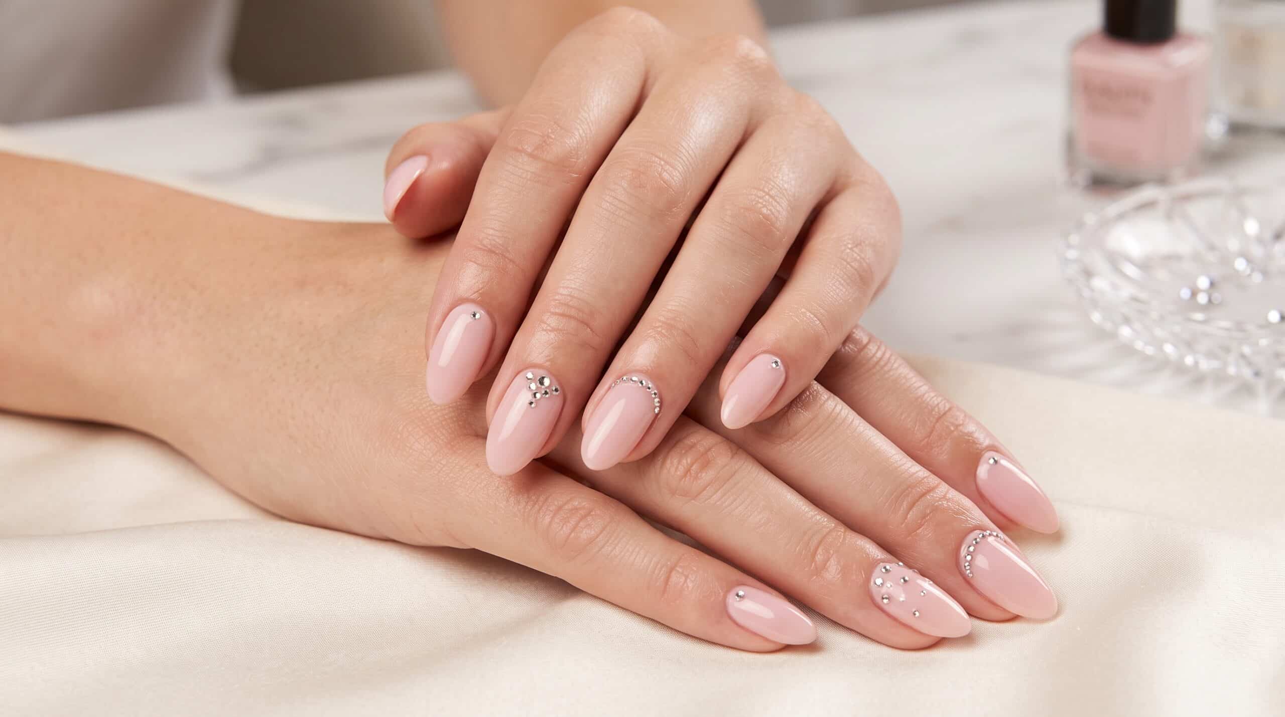 uñas decoradas manos elegantes​
