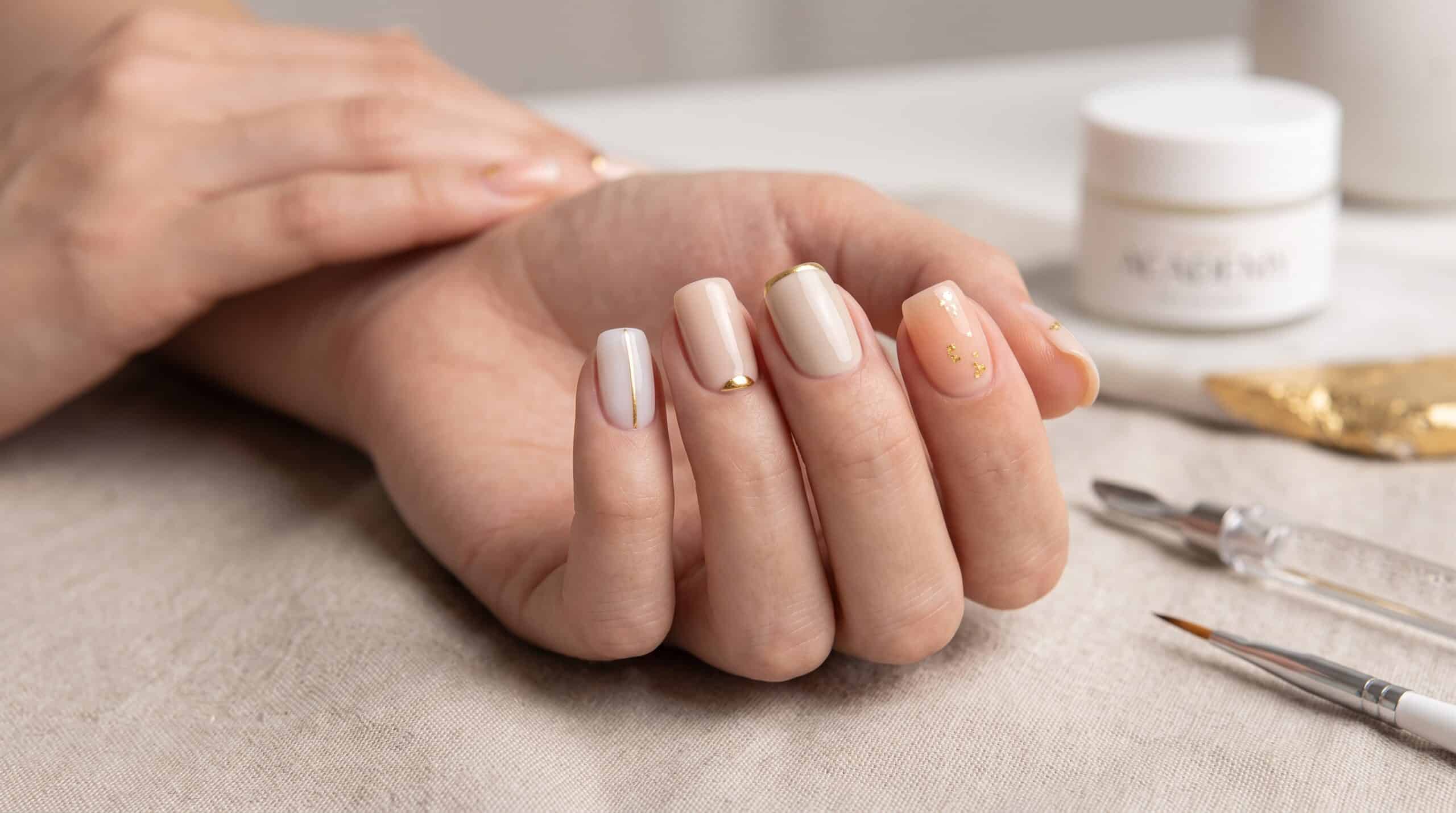 uñas decoradas manos elegantes cortas​