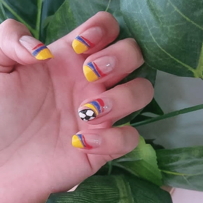 uñas semipermanentes cortas​