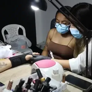 curso de uñas semipermanentes Medellin