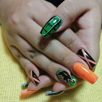 uñas semipermanentes decoradas​